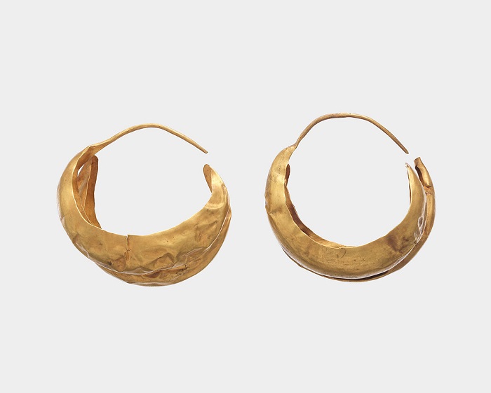 Золотые серьги, созданные ок. 2500 г. до н.э. шумерским ювелиром. Источник: metmuseum.com