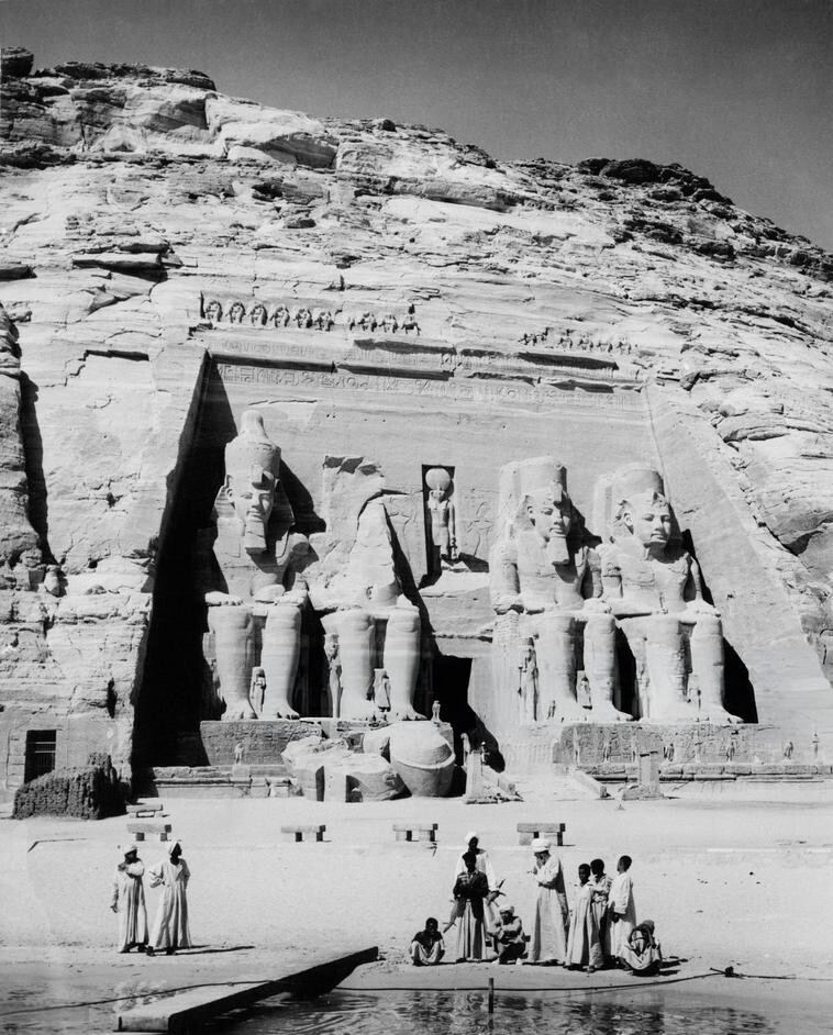 1. Четыре 20-метровые статуи фараона Рамсеса II (а также богов Амона, Ра-Хорахти и Птаха в обличии Рамсеса II) в 1964 году, до их переноса