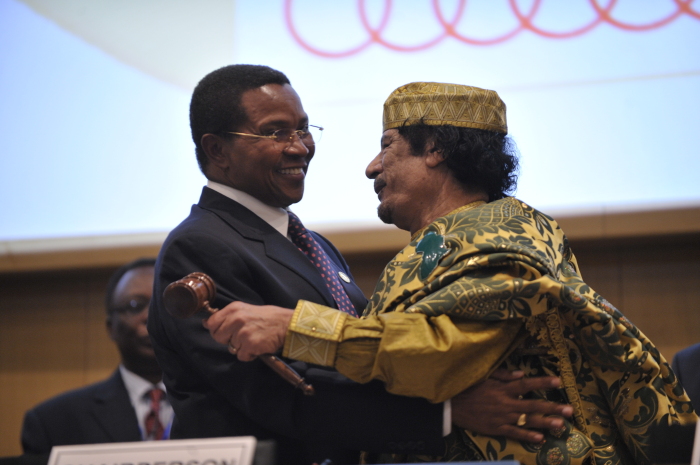 Президент Танзании Джакайя Киквете и Каддафи на саммите Африканского союза, 2009 год. \ Фото: bing.com.