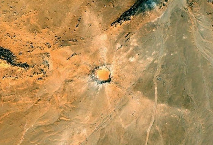 Последствия ударов сохранились в пустыне и по сей день, образовав огромные кратеры / Фото: s.zefirka.net