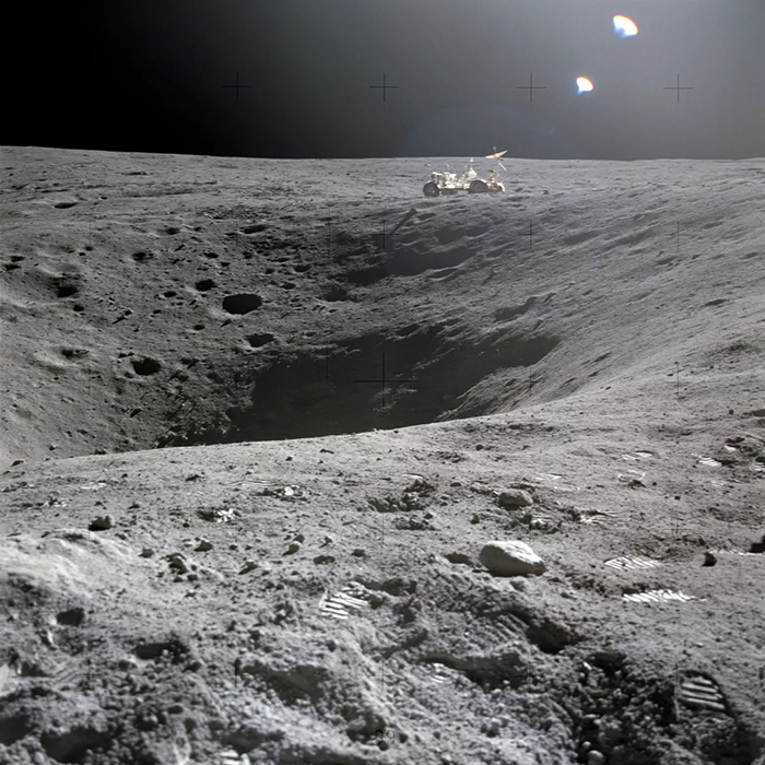 Вид на кратер Плам, который посетили астронавты Аполлона-16 21 апреля 1972 года. / Фото: smithsonianmag.com