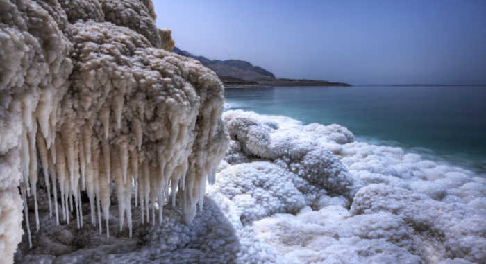 Концентрация соли в Мертвом море составляет тридцать процентов / Фото: za.pinterest.com