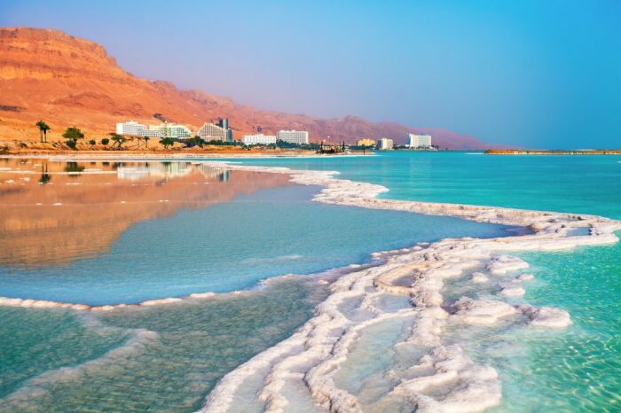 Нырять и кувыркаться в Мертвом море запрещено / Фото: yandex.ua