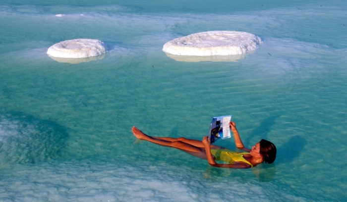 В Мертвом море невозможно утонуть, можно спокойно читать книгу / Фото: tutitam.ua