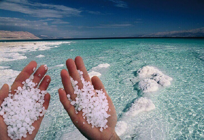 В некоторых местах концентрация соли превышает допустимые значения, поэтому купание ограничено / Фото: vk.com