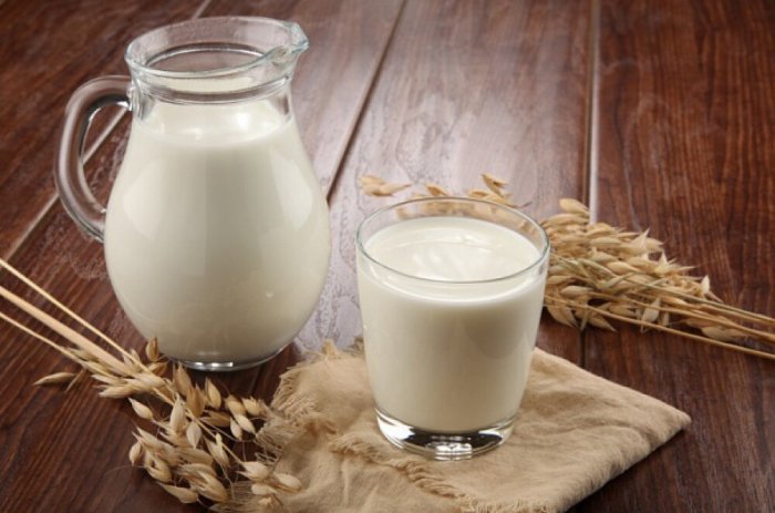 Скептики считают, что производители добавляют в молоко консерванты и антибиотики / Фото: yandex.ua