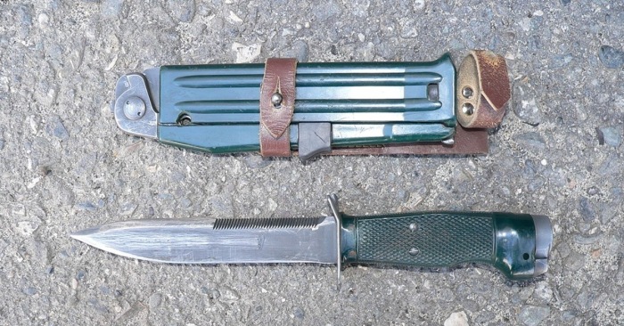 Нож, пистолет, саперный инструмент. /Фото: pikabu.ru.