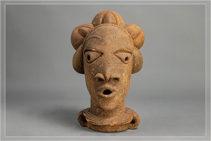 Одна из отличительных черт скульптур Нока - треугольные или овальные глаза на человеческих лицах, приоткрытые губы.