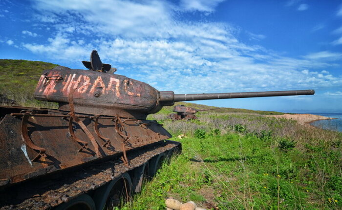 На острове ржавеют десятки танков. |Фото: livejournal.com.