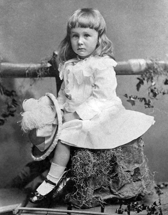 Франклин Делано Рузвельт в платье, в возрасте двух с половиной лет, около 1884 года. / Фото: amusingplanet.com
