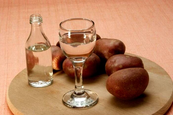 Спирт из картошки трудно назвать эталоном качества. /Фото: therumdiary.ru