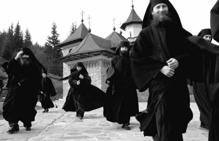 Может ли монах вернуться к обычной жизни? Религия