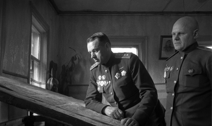 Генералы К.К. Рокоссовский и К.Ф. Телегин у карты в командном пункте Белорусского фронта. / Фото: 