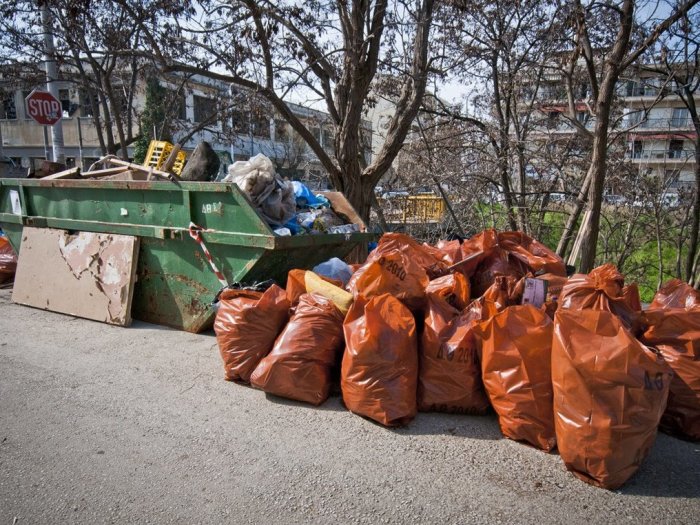 Крупный мусор следует вывозить самостоятельно, а не выносить в мусорные баки / Фото: gruzko.ru