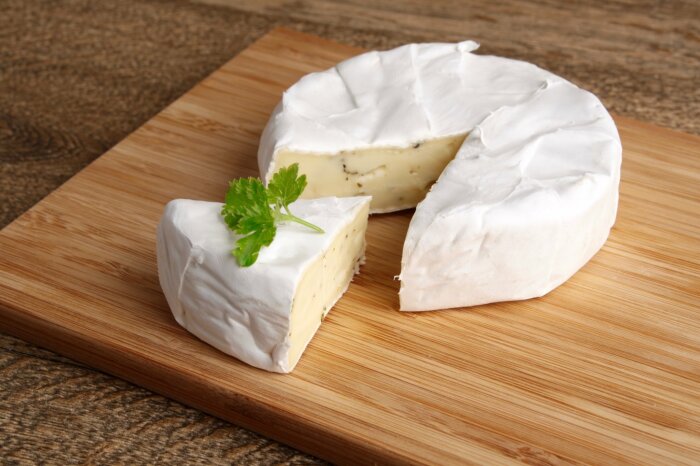 Знаменитая, столь любимая ценителями сыров белая корочка выведена искусственно. /Фото: pp-day.ru