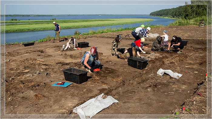 Работа кипит. Сотрудникам Института археологии Севера помогают студенты и волонтёры.