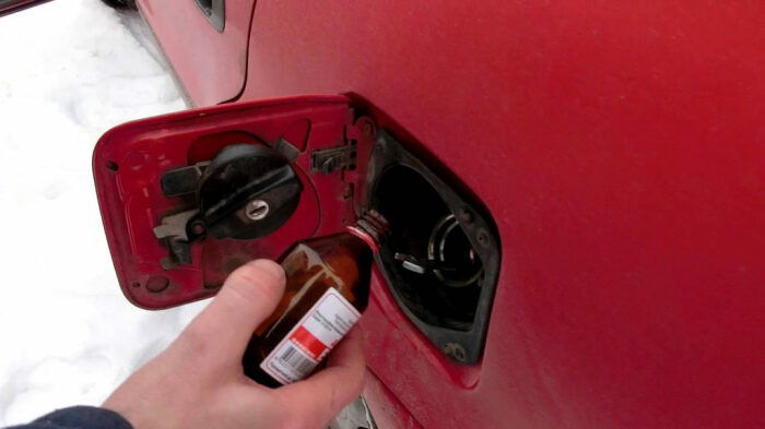 Зачем некоторые автомобилисты льют водку в бензобак автомобиля Авто