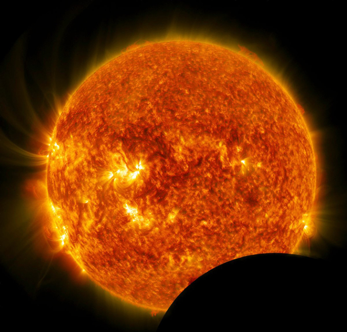 Температура поверхности Солнца составляет около 5600 градусов по Цельсию. Это жарко, но это далеко не та температура, которая необходима для того, чтобы сжечь электроны железа. / Фото: GETTY IMAGES